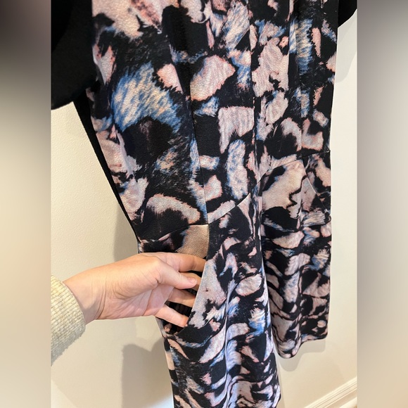 Club Monaco multi-colour dress with abstract print, back zipper detail, pockets - Picture 5 of 6